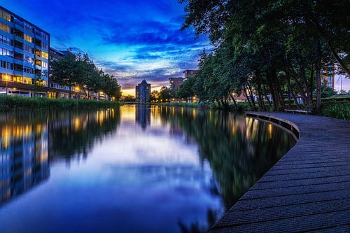 Woonwijk en water met de toren het potlood in Apeldoorn