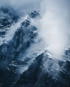 Verschneite Alpen im Nebel