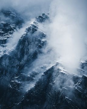 Besneeuwde Duitse Alpen in de mist van Dylan Shu Photography