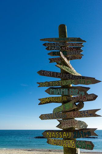 Verenigde Staten, Florida, Mooie oceaan achter groot bord met meerdere richtingen op het strand van key west