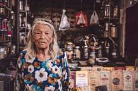 Portret van een oude vrouw op markt in China van Geja Kuiken thumbnail