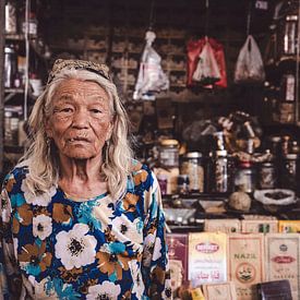Portret van een oude vrouw op markt in China van Geja Kuiken