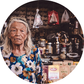 Portret van een oude vrouw op markt in China van Geja Kuiken