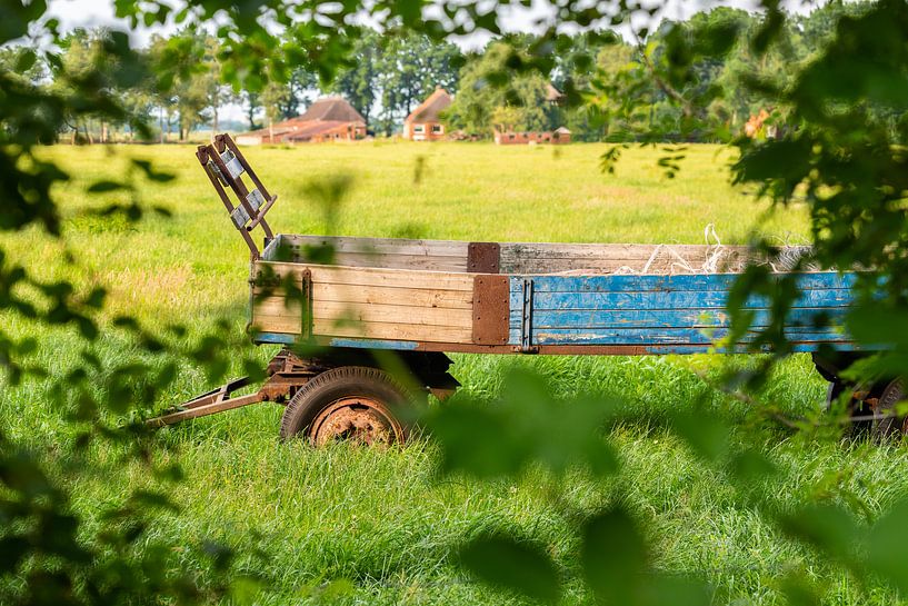 Une vieille remorque de ferme abandonnée dans un champ par Matthias Korn