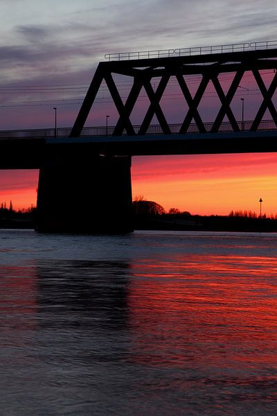 Pont ferroviaire de Deventer au coucher du soleil par Ronald Pol