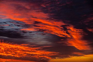 Wolkenlandschap na zonsondergang aan de kust van Zuid-Spanje van Winne Köhn
