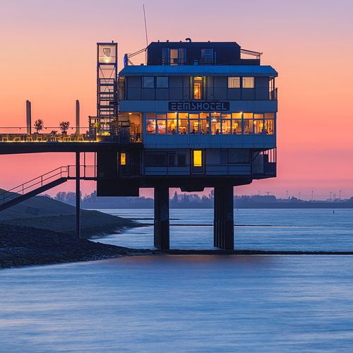 Zonsondergang bij het Eemshotel, Delfzijl