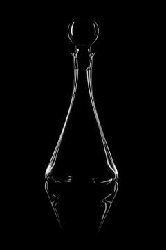 Glaswerk op zwart, karaf van Frank Janssen