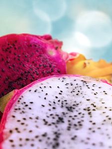 Deux sortes de fruits du dragon (pitaya) au soleil