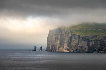 Rotsen voor de kust van Tjørnuvík op de Faeröer eilanden van Henk Boerman