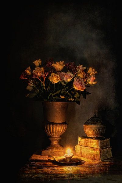 Sfeervol stilleven  met rozen  . Good old times. van Saskia Dingemans Awarded Photographer