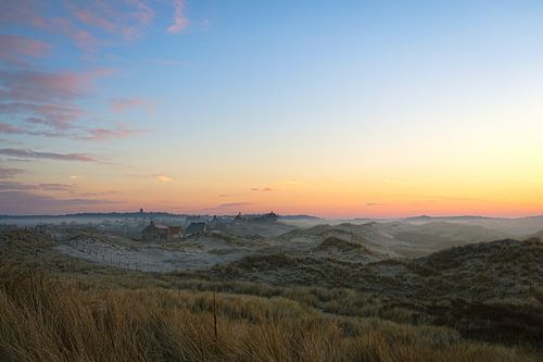 Bergen aan zee in de nevel bij zonsopkomst van Jos van den berg