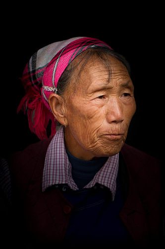 Portrait d'une femme chinoise à Dali sur fond noir