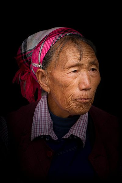 Portret van een chinese vrouw in Dali op een zwarte achtergrond van Cindy Mulder