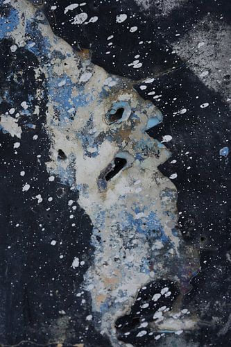 Expressie van oude verflagen op betonnen ondergrond