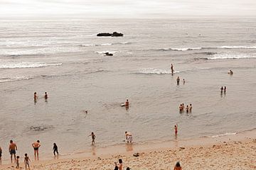 Badgasten in de zee aan het strand van Portugal van AIM52 Shop