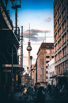 Berliner Fernsehturm Sonnenuntergang Straßenfotografie von Bastian Otto
