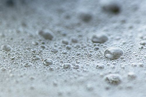 Bubbels dansen in het schuim