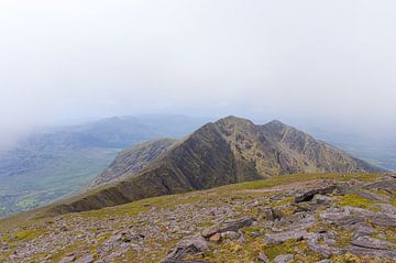 View from Carrauntoohil of Carrantuohill (Iers-Gaelisch: Corrán Tuathail) Ierland van Marcel Kerdijk