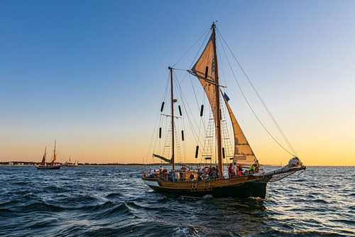 Zeilschepen in de zonsondergang bij de Hanse Sail in Rostock