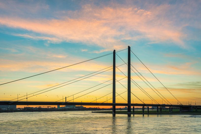 Rheinkniebrücke in Düsseldorf von Michael Valjak