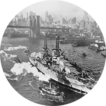 Oorlogsschip USS ARIZONA aan de oostelijke rivier in de stad New York van Atelier Liesjes