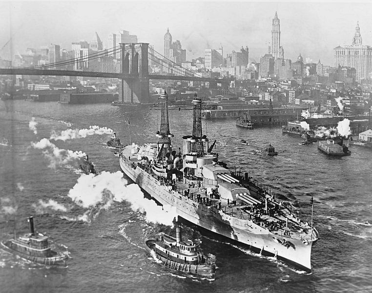 Kriegsschiff USS ARIZONA auf dem östlichen Fluss in der Stadt New York von Atelier Liesjes