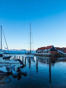 Gezicht op de haven van Klintholm Havn in Denemarken van Rico Ködder