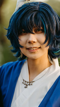cosplayer in het zachte licht van de namiddag, gefotografeerd in Yangshuo, China.