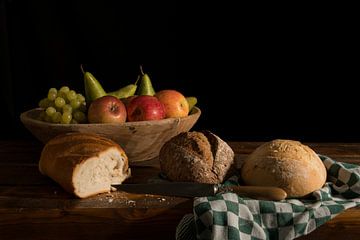 Stilleven brood en fruit van Gerard Veerling
