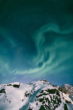 Noorderlicht of aurora in de nacht boven Senja in Noord-Noorwegen van Sjoerd van der Wal