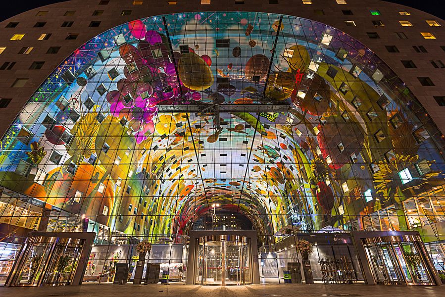 Markthal Rotterdam in de Avond van Mark De Rooij op canvas, behang en meer