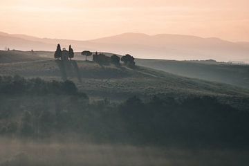 Zonsopgang Toscane | reisfotografie print | Italië van Kimberley Jekel