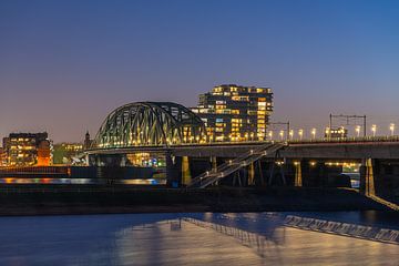 De Waalbrug in Nijmegen bij schemering van Jeroen Kleiberg
