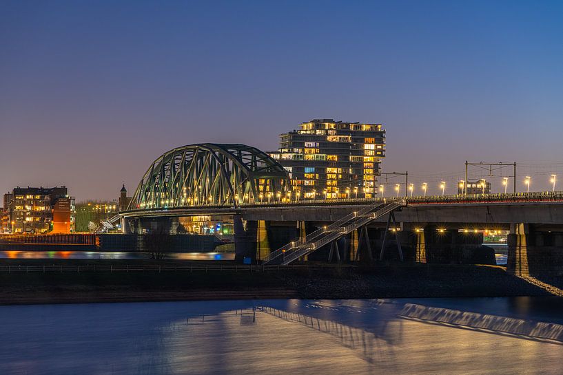 Le pont Waal à Nijmegen au crépuscule par Jeroen Kleiberg