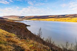 Vue sur le lac Lagarfljót et les montagnes enneigées à l'est