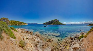 Het glasheldere zeewater van de Golfo Aranci met zicht op Isola di Figarolo en Isola Tavolara, Golfo Aranci, Sardinia, Italië van Rene van der Meer