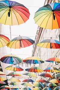 Regenbogen-Regenschirme in Lissabon