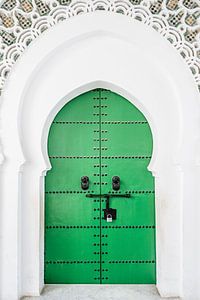 Groene deuren in een witte gevel in Marokko
