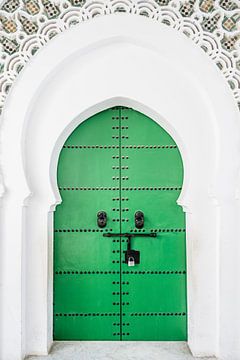 Green doors in a white facade in Morocco by Photolovers reisfotografie