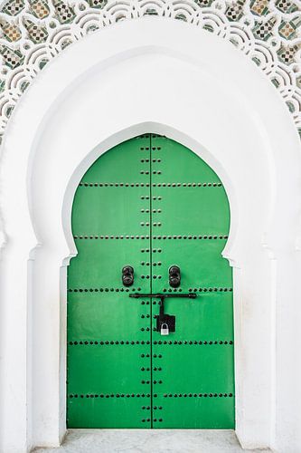 Groene deuren in een witte gevel in Marokko