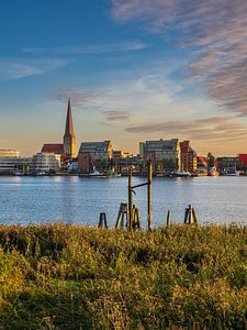 Blick über die Warnow auf die Hansestadt Rostock am Abend