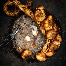 Smoked garlic by Sylvia Fransen