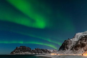 Spektakuläres tanzendes grünes starkes Nordlicht über dem berühmten runden Felsenstrand bei Uttaklei von Robert Ruidl
