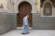 Mann geht vor einer Moschee von Antwan Janssen Miniaturansicht