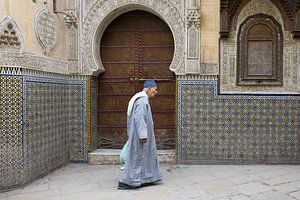 Mann geht vor einer Moschee von Antwan Janssen
