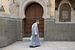 man wandelt voor moskee van Antwan Janssen