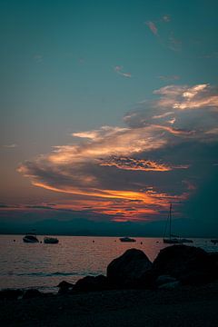Soleil magique du soir sur le lac de Garde en Italie sur Xander Broekhuizen