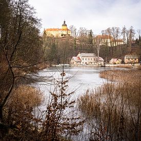 De Grafenstein vijver met kasteel Grafenstein in de winter van Holger Spieker