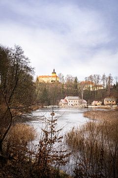 De Grafenstein vijver met kasteel Grafenstein in de winter van Holger Spieker